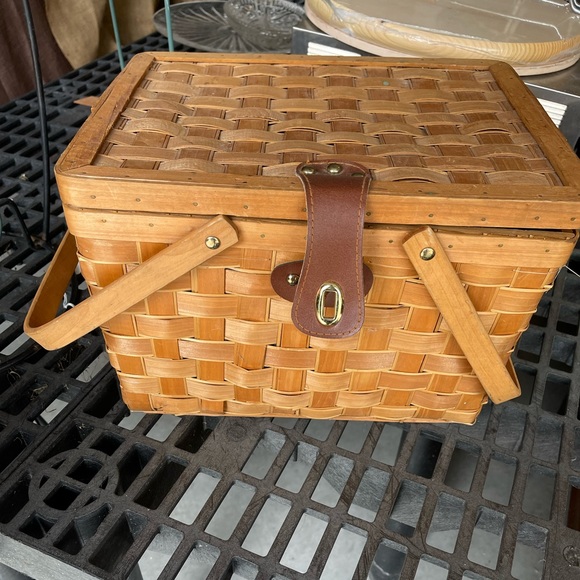 Vintage PICNIC BASKET - Picture 2 of 4